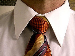 ネクタイを締めた襟元