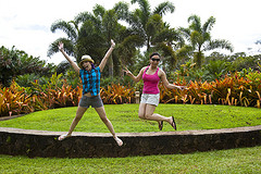 海外でジャンプする二人の女性