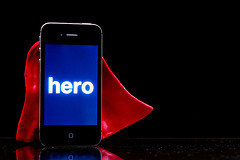 ヒーローという文字が表示されたスマートフォン